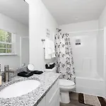 Holiday home Fresh & Comfy Near Uptown With Hottub & Private Yard Charlotte