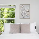 Fresh & Comfy Near Uptown With Hottub & Private Yard