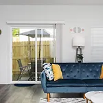 Fresh & Comfy Near Uptown With Hottub & Private Yard Holiday home