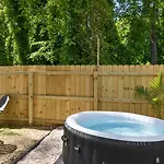 Holiday home Fresh & Comfy Near Uptown With Hottub & Private Yard *