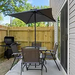 Fresh & Comfy Near Uptown With Hottub & Private Yard