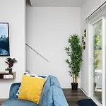 Fresh & Comfy Near Uptown With Hottub & Private Yard Holiday home