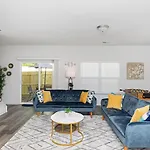 Fresh & Comfy Near Uptown With Hottub & Private Yard Holiday home *
