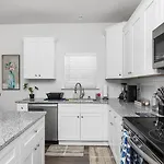 Fresh & Comfy Near Uptown With Hottub & Private Yard *