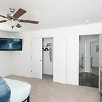 Fresh & Comfy Near Uptown With Hottub & Private Yard Holiday home