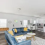 Holiday home Fresh & Comfy Near Uptown With Hottub & Private Yard