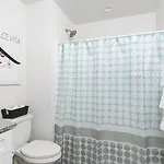 Fresh & Comfy Near Uptown With Hottub & Private Yard Holiday home *