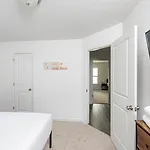 Holiday home Fresh & Comfy Near Uptown With Hottub & Private Yard *