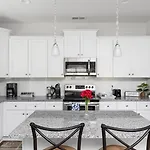 Fresh & Comfy Near Uptown With Hottub & Private Yard Holiday home