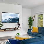 Holiday home Fresh & Comfy Near Uptown With Hottub & Private Yard