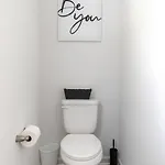 Fresh & Comfy Near Uptown With Hottub & Private Yard Holiday home