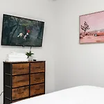 Fresh & Comfy Near Uptown With Hottub & Private Yard Holiday home Charlotte
