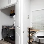 Fresh & Comfy Near Uptown With Hottub & Private Yard Holiday home