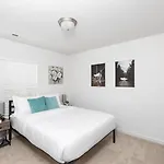 Holiday home Fresh & Comfy Near Uptown With Hottub & Private Yard