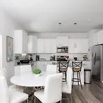 Holiday home Fresh & Comfy Near Uptown With Hottub & Private Yard *
