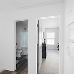 Fresh & Comfy Near Uptown With Hottub & Private Yard *