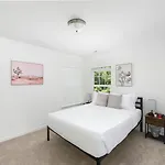 Fresh & Comfy Near Uptown With Hottub & Private Yard