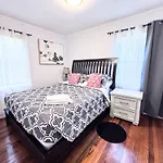 Holiday home Charming 3 Bdrm In - 1 Mile To Uptown