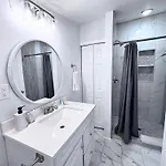 Charming 3 Bdrm In - 1 Mile To Uptown Holiday home *