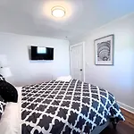 Charming 3 Bdrm In - 1 Mile To Uptown Holiday home