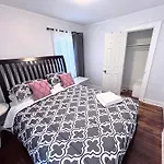 Holiday home Charming 3 Bdrm In - 1 Mile To Uptown