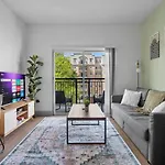 Cozy Urban Getaway - Free Parking, Gym, Stadium