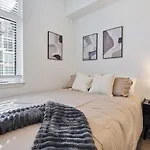 Apartment Queen Retreat - Parking, Views, Near Stadium