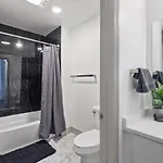 Queen Retreat - Parking, Views, Near Stadium