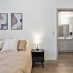 Apartment Queen Retreat - Parking, Views, Near Stadium *