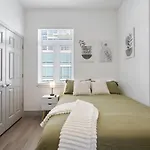Apartment Queen Retreat - Parking, Views, Near Stadium