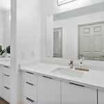 Queen Retreat - Parking, Views, Near Stadium Apartment *