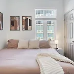 Apartment Queen Retreat - Parking, Views, Near Stadium *