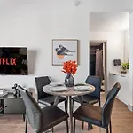 Queen Retreat - Parking, Views, Near Stadium Apartment *