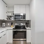 Apartment Queen Retreat - Parking, Views, Near Stadium Charlotte