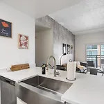 Queen Retreat - Parking, Views, Near Stadium *