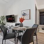 Queen Retreat - Parking, Views, Near Stadium Apartment