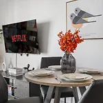 Queen Retreat - Parking, Views, Near Stadium Apartment *