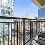 Apartment Queen Retreat - Parking, Views, Near Stadium *