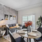 Apartment Queen Retreat - Parking, Views, Near Stadium