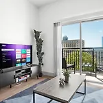 Midnight Marvel - Amazing City Views, Free Parking