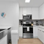 Stylish 4 Bed - 2 Mins To Stadium - Free Parking - Gym - Views