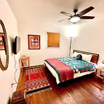 Trendy Bohemian Bungalow, Close To Uptown, Plaza & Noda *