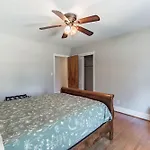 4 Bedroom Ranch In Prime Southpark Backyard And Porch Holiday home