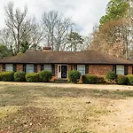 Holiday home 4 Bedroom Ranch In Prime Southpark Backyard And Porch Charlotte