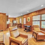 4 Bedroom Ranch In Prime Southpark Backyard And Porch Holiday home *