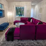 Pooltable-15 Mins To Uptown & Dt-king Bed! Holiday home *