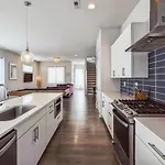 Pooltable-15 Mins To Uptown & Dt-king Bed!