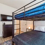 Pooltable-15 Mins To Uptown & Dt-king Bed! Holiday home *