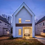 Pooltable-15 Mins To Uptown & Dt-King Bed!