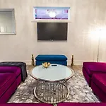 Pooltable-15 Mins To Uptown & Dt-king Bed!